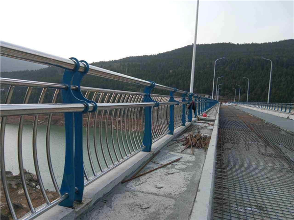 玉树不锈钢桥梁护栏的特点及其在桥梁安全中的重要作用