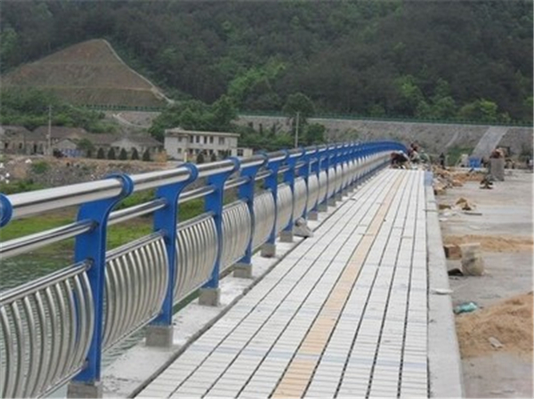 玉树不锈钢桥梁护栏是一种什么材质的护栏